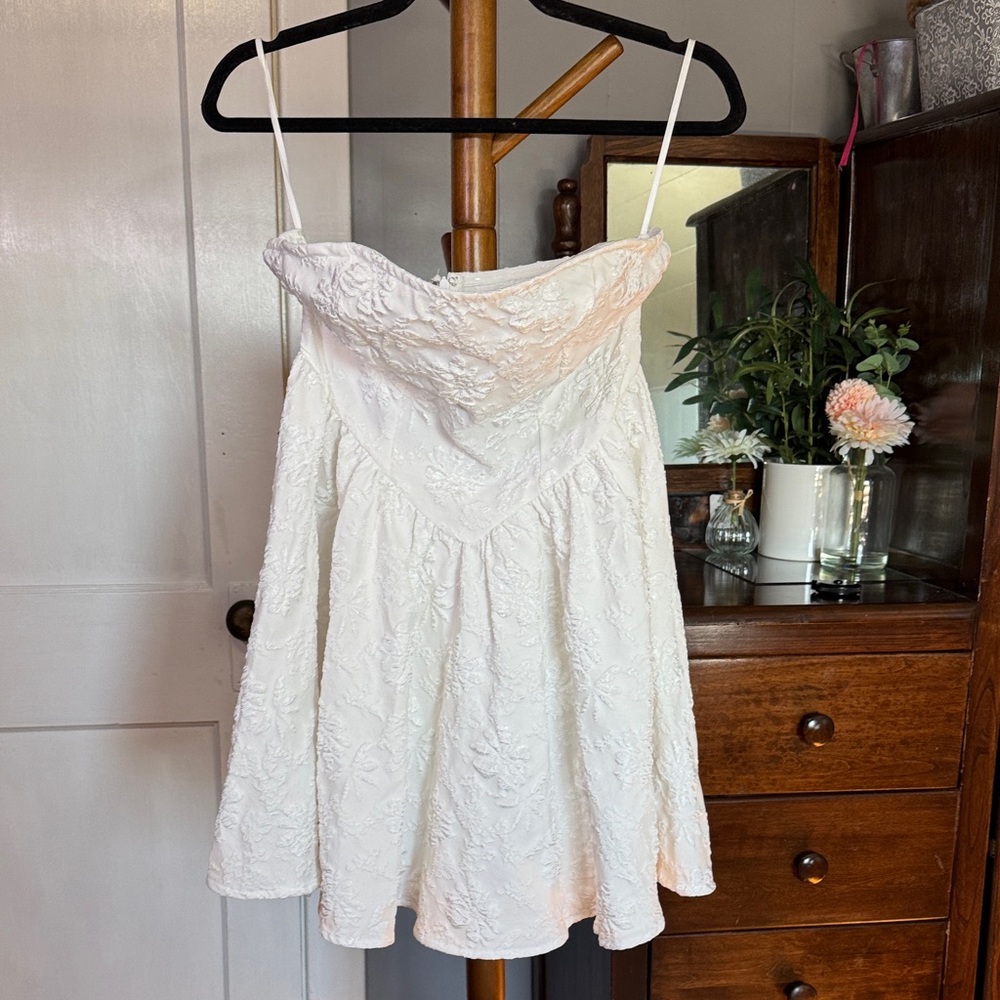 🤍 White Textured Floral Mini Dress — Size L
